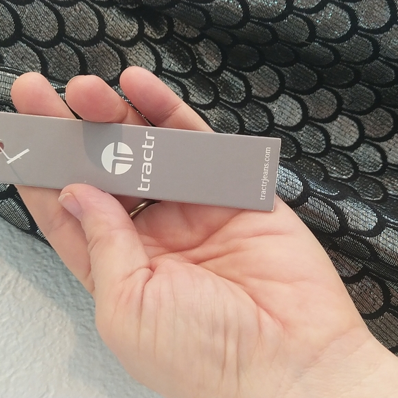 Tractr black and silver skirt with ruffle hem and faux leather waist, size 27 - Picture 4 of 6